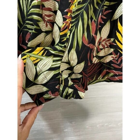 Olivaceous Tropical Print Pleated Flowy High Rise Shorts Small - Picture 8 of 9